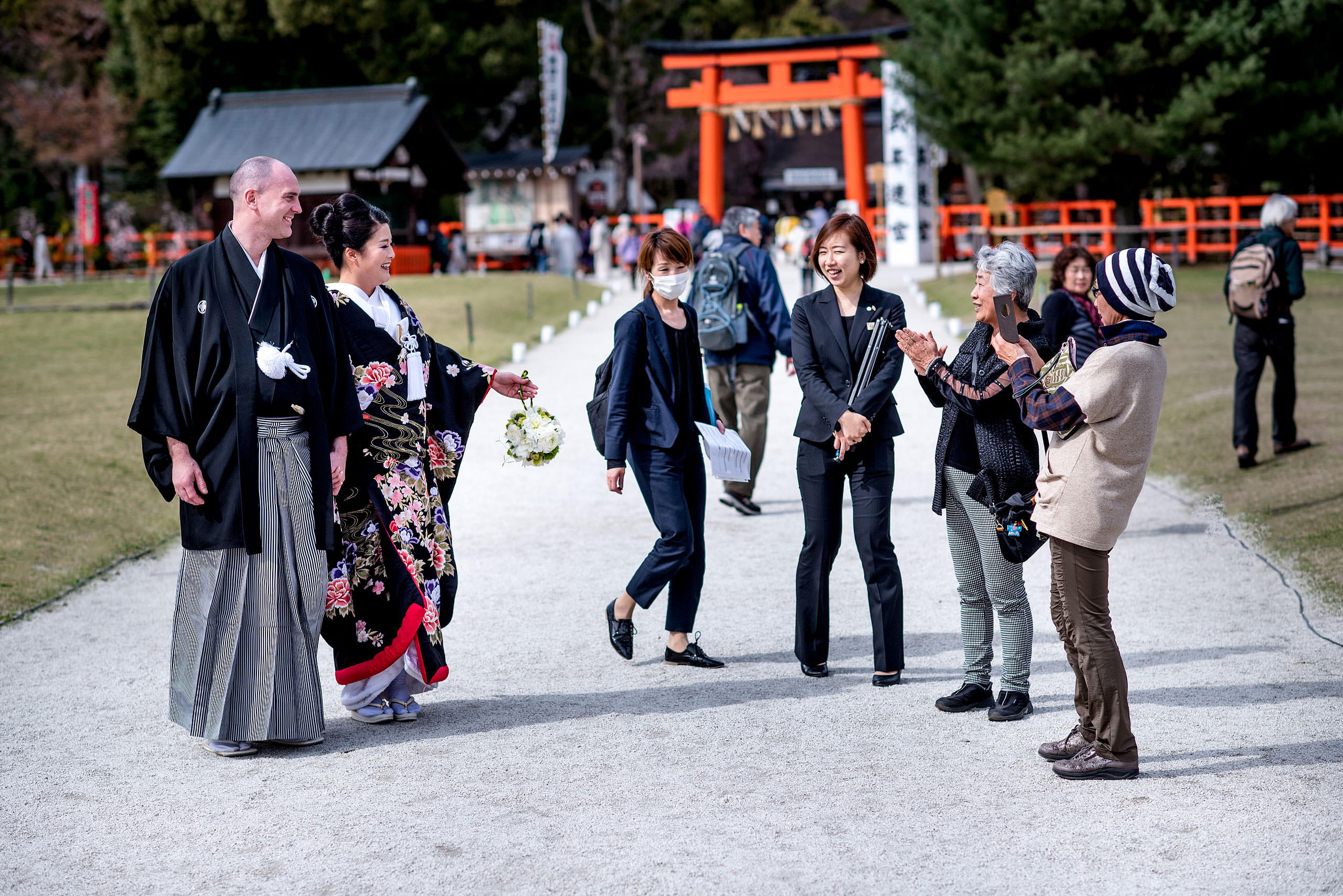 a Japanese bride and groom meeting guests in a garden by Japan Destination Wedding Photographer Sean LeBlanc